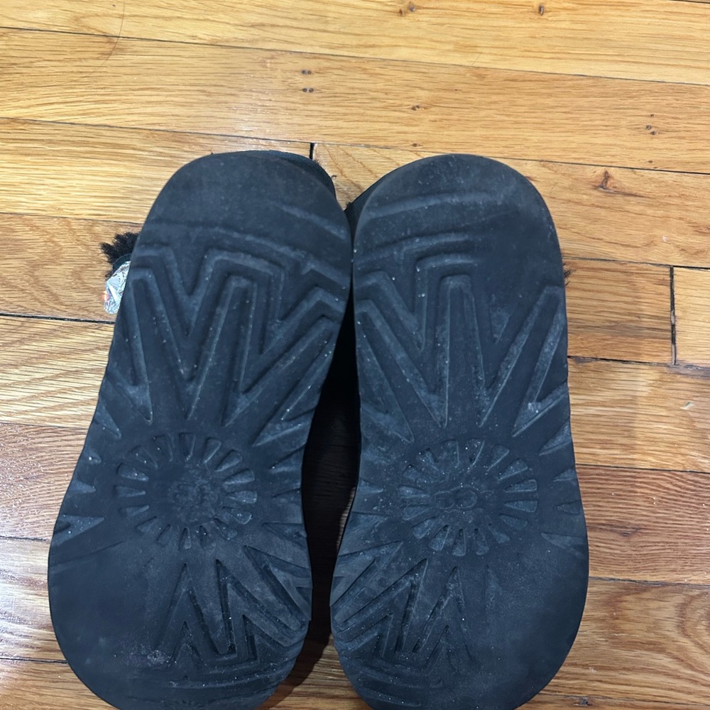 UGGS BAILEY BUTTON - image 3